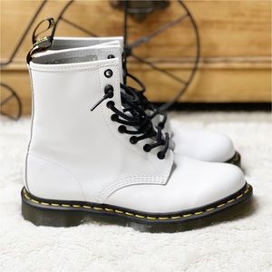 NWOB Dr. Martens 1460 Smooth Leather Lace Up Boots in White Women’s Sz 8